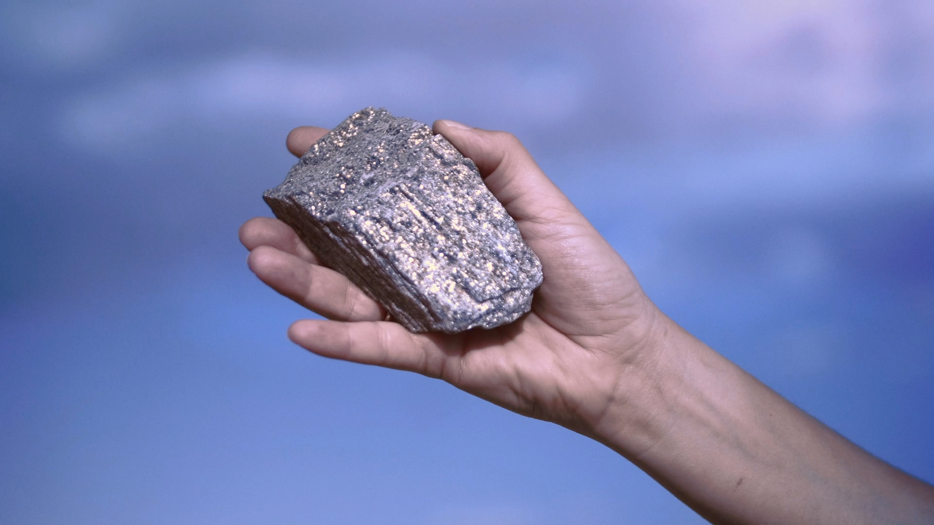 Ládano, brillo de micacita.